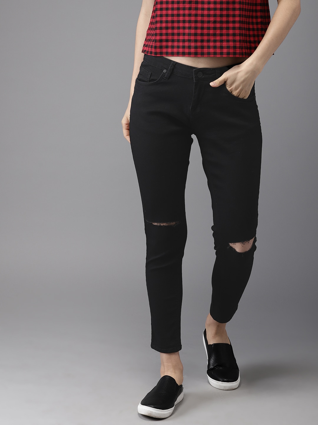 HERENOW Women Black Skinny Fit Low-Rise Cropped Slash Knee Stretchable Jeans