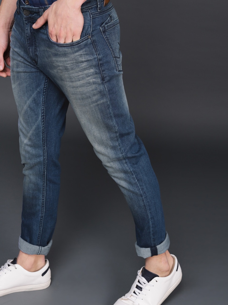 WROGN Men Blue Slim Fit Mid-Rise Clean Look Stretchable Jeans