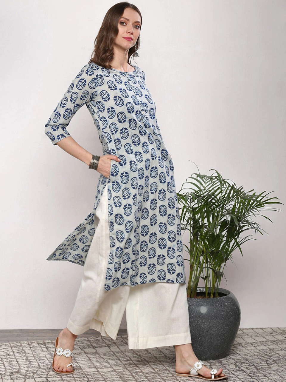 Sangria Women Grey & Blue Printed Straight Kurta